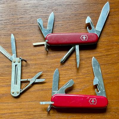 Two Victorinox Swiss Army knives + manicure