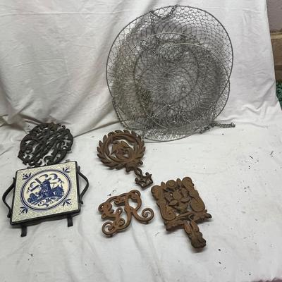 Lot 739 Trivets