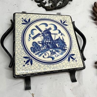 Lot 739 Trivets