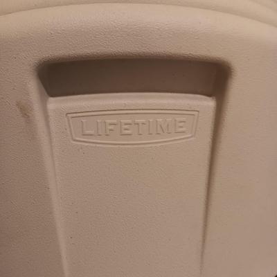 6 LIFETIME FOLDING CHAIRS IN GREAT SHAPE