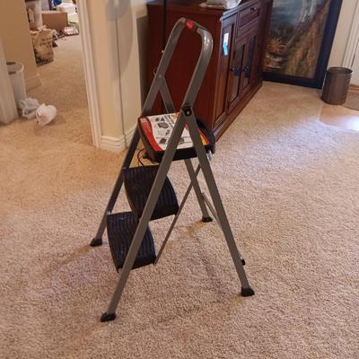 LIKE NEW RUBBERMAID STEEL FOLDING STEP STOOL