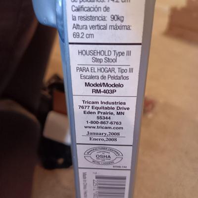 LIKE NEW RUBBERMAID STEEL FOLDING STEP STOOL