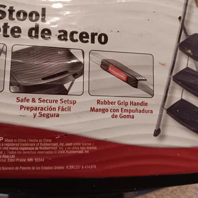 LIKE NEW RUBBERMAID STEEL FOLDING STEP STOOL