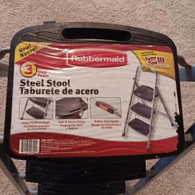 LIKE NEW RUBBERMAID STEEL FOLDING STEP STOOL