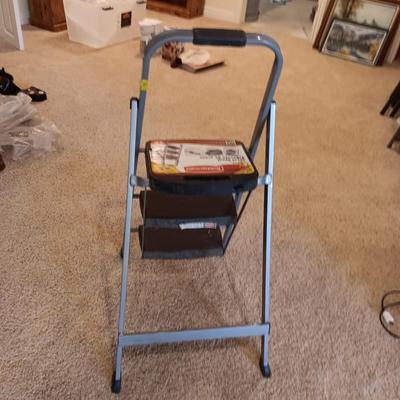 LIKE NEW RUBBERMAID STEEL FOLDING STEP STOOL