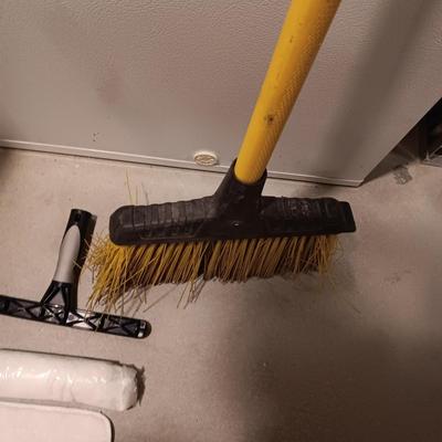 FLOOR AND WINDOW CLEANING TOOLS WITH EXTENSION POLE PLUS A QUICKIE JOBSITE BROOM