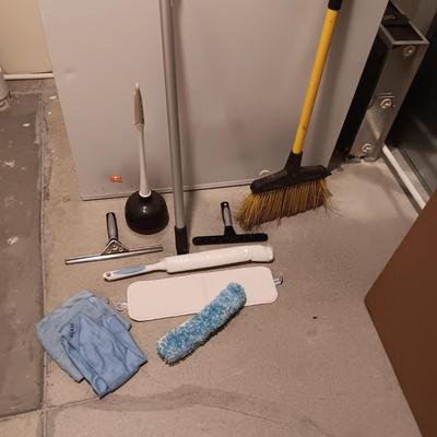 FLOOR AND WINDOW CLEANING TOOLS WITH EXTENSION POLE PLUS A QUICKIE JOBSITE BROOM
