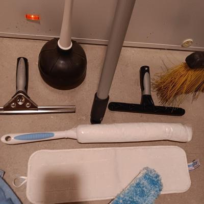 FLOOR AND WINDOW CLEANING TOOLS WITH EXTENSION POLE PLUS A QUICKIE JOBSITE BROOM