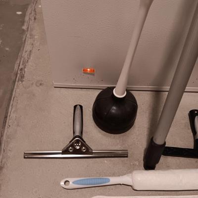 FLOOR AND WINDOW CLEANING TOOLS WITH EXTENSION POLE PLUS A QUICKIE JOBSITE BROOM