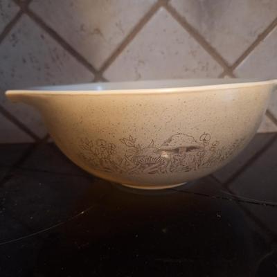 Sale Photo Thumbnail #327: 443 2.5 qt mixing bowl