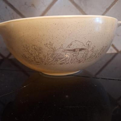 Sale Photo Thumbnail #328: 443 2.5 qt mixing bowl