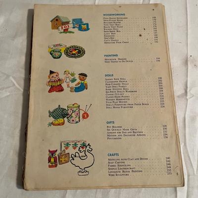 Child’s Chair, Dr Suess Books & More (D-MG)