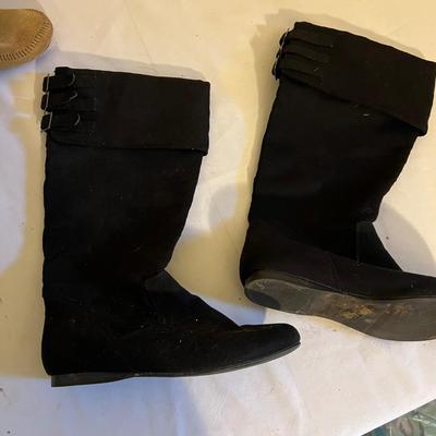 Moccasin & Cowboy Boots Plus More - Women’s Size 8 (GB2-RG)