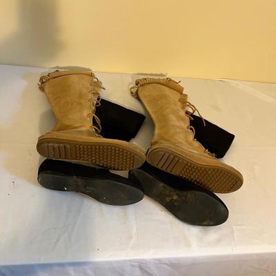 Moccasin & Cowboy Boots Plus More - Women’s Size 8 (GB2-RG)