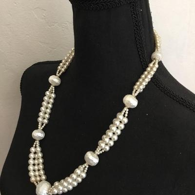 Beautiful vintage faux pearl statement necklace very nice very beautiful