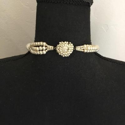 Beautiful vintage faux pearl statement necklace very nice very beautiful