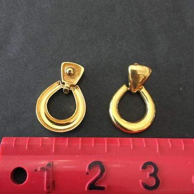 Nice vintage gold tone small door knocker earrings