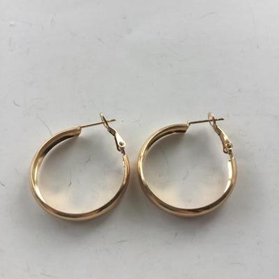 Gold tone unmarked hoop earrings