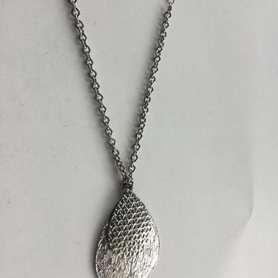 Silver tone fashion necklace