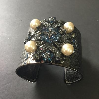 Very nice gunmetal gray rhinestone cuff bracelet
