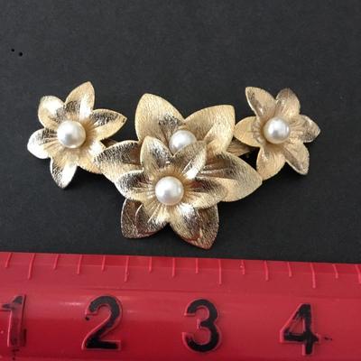 Large vintage, Sarah Coventry, gold foil, flower, brooch