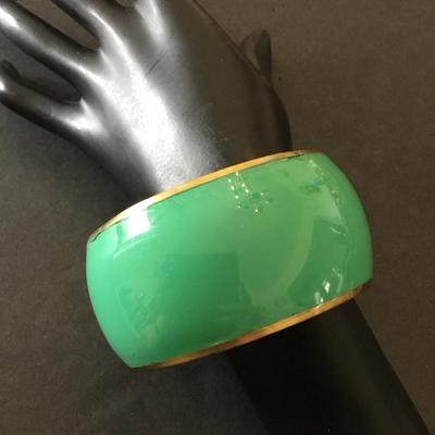Beautiful vintage, brass sea green bangle bracelet very nice very beautiful