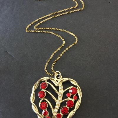 Beautiful, gold tone, vintage pendant necklace