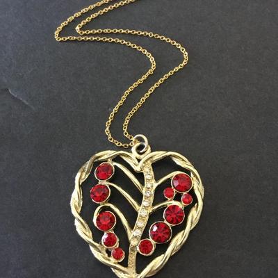 Beautiful, gold tone, vintage pendant necklace
