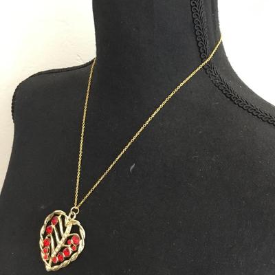 Beautiful, gold tone, vintage pendant necklace