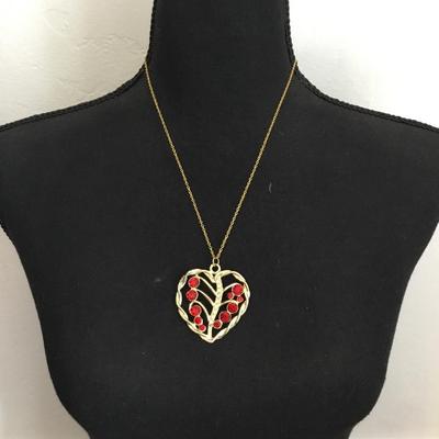 Beautiful, gold tone, vintage pendant necklace