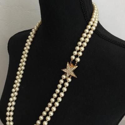 Gorgeous vintage, Joan Rivers faux pearl glass bead necklace very nice