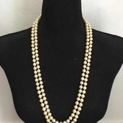 Gorgeous vintage, Joan Rivers faux pearl glass bead necklace very nice
