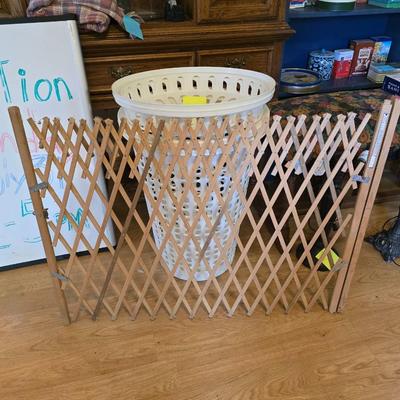 Expandable gate