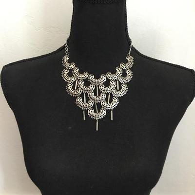 Beautiful vintage, Sarah Coventry, bib style necklace