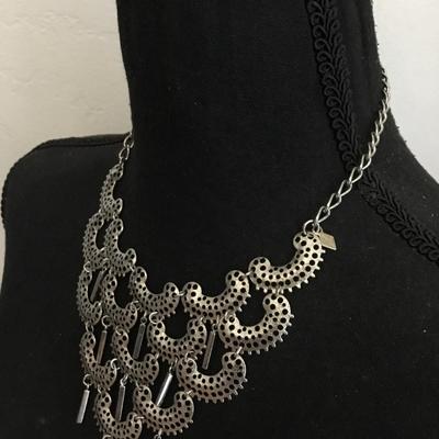 Beautiful vintage, Sarah Coventry, bib style necklace