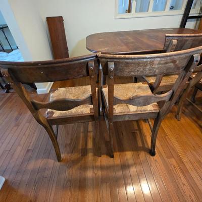 LOT 58D: Vintage Dining Table Set W/4 Rush Seated Pennsylvania Regency House Style Chairs & 4 Table Leaves