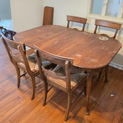 LOT 58D: Vintage Dining Table Set W/4 Rush Seated Pennsylvania Regency House Style Chairs & 4 Table Leaves