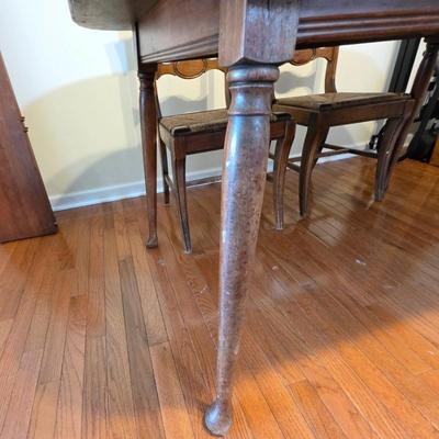 LOT 58D: Vintage Dining Table Set W/4 Rush Seated Pennsylvania Regency House Style Chairs & 4 Table Leaves