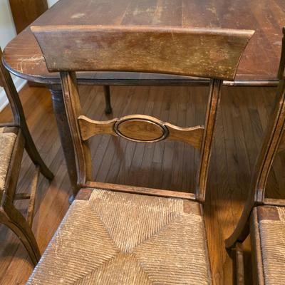 LOT 58D: Vintage Dining Table Set W/4 Rush Seated Pennsylvania Regency House Style Chairs & 4 Table Leaves