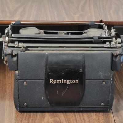 LOT 68K: Vintage Remington Rand Model Seventeen Black Typewriter