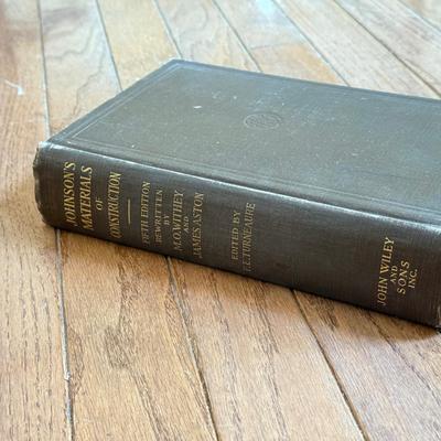 LOT 115F: Antique Munsey's Magazines w/ Antique Books: Dyke's Automobile and Gasoline Engine Encyclopedia & Johnson's...