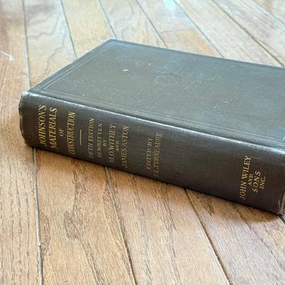 LOT 115F: Antique Munsey's Magazines w/ Antique Books: Dyke's Automobile and Gasoline Engine Encyclopedia & Johnson's...