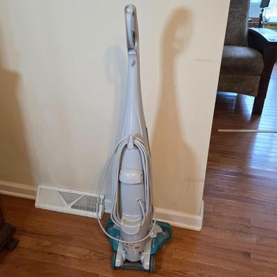 LOT 131F: Hoover Floormate Spinscrub Wet/Dry Hard Floor Vacuum Scrubber & Cleaner