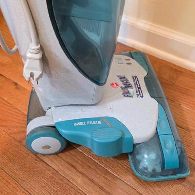 LOT 131F: Hoover Floormate Spinscrub Wet/Dry Hard Floor Vacuum Scrubber & Cleaner