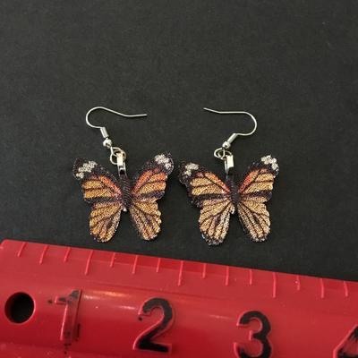 Super cute vintage Metal, silver tone, filigree, butterfly, dangle, earrings, beautiful