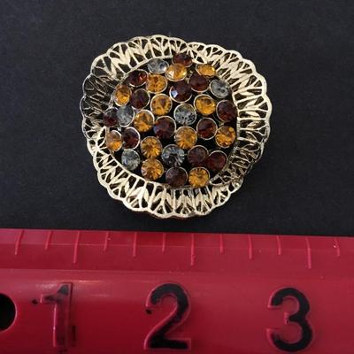 Beautiful vintage, rich in color rhinestone, crystal rhinestone brooch very beautiful very nice