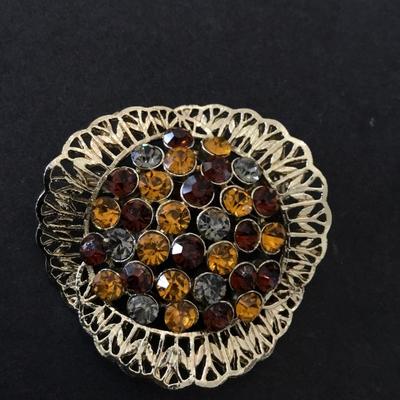 Beautiful vintage, rich in color rhinestone, crystal rhinestone brooch very beautiful very nice