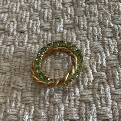 Gold tone vintage rhinestone brooch