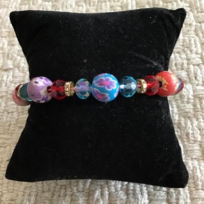 Pretty multicolor bead stretch bracelet