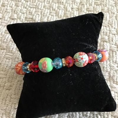 Pretty multicolor bead stretch bracelet